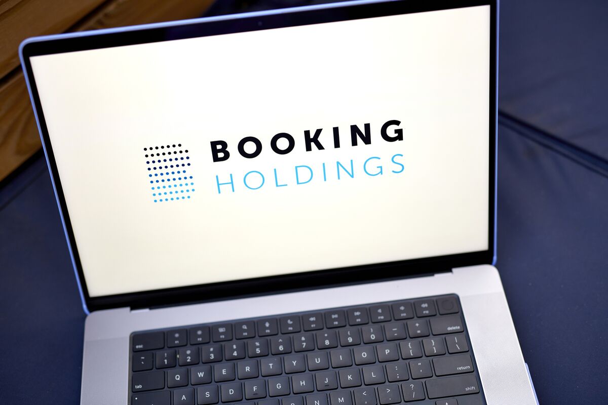 Illustrative photo for: Booking Beats Expectations: Travel Industry Growth Momentum