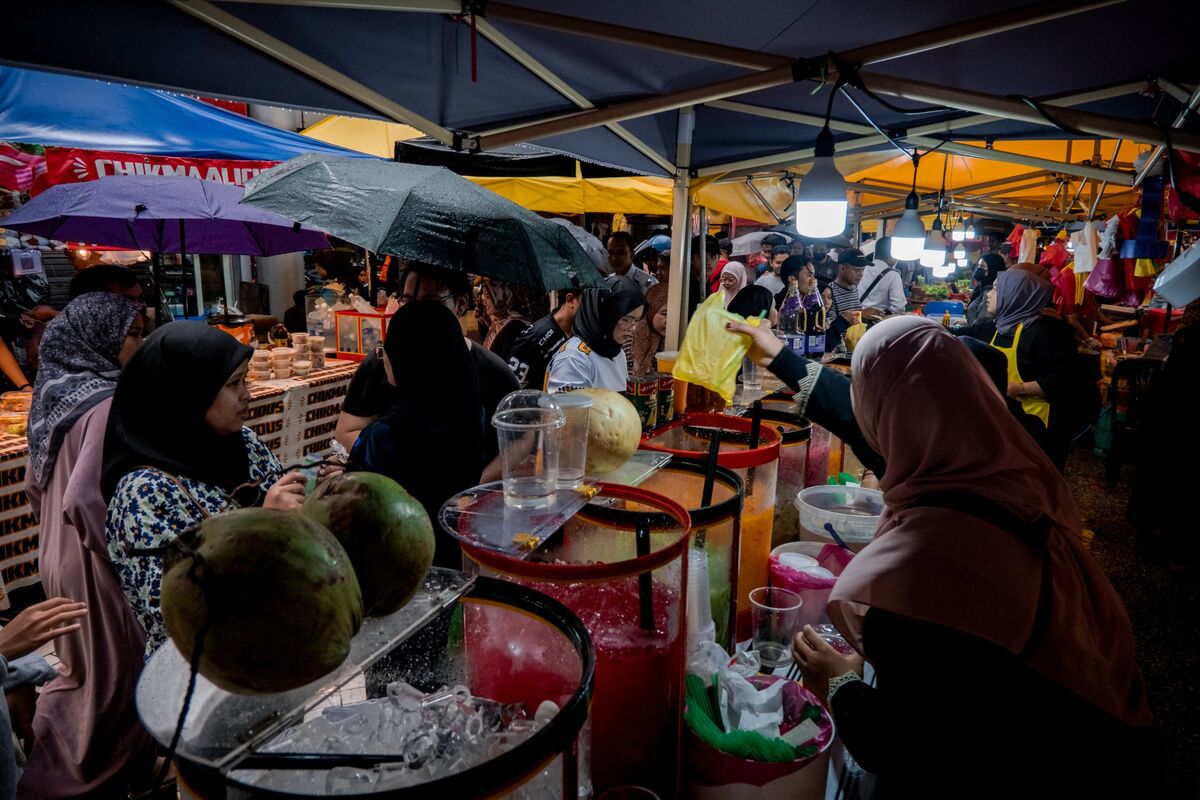 Illustrative photo for: Malaysians Flock to Ramadan Bazaars TB Vigilance as Cases