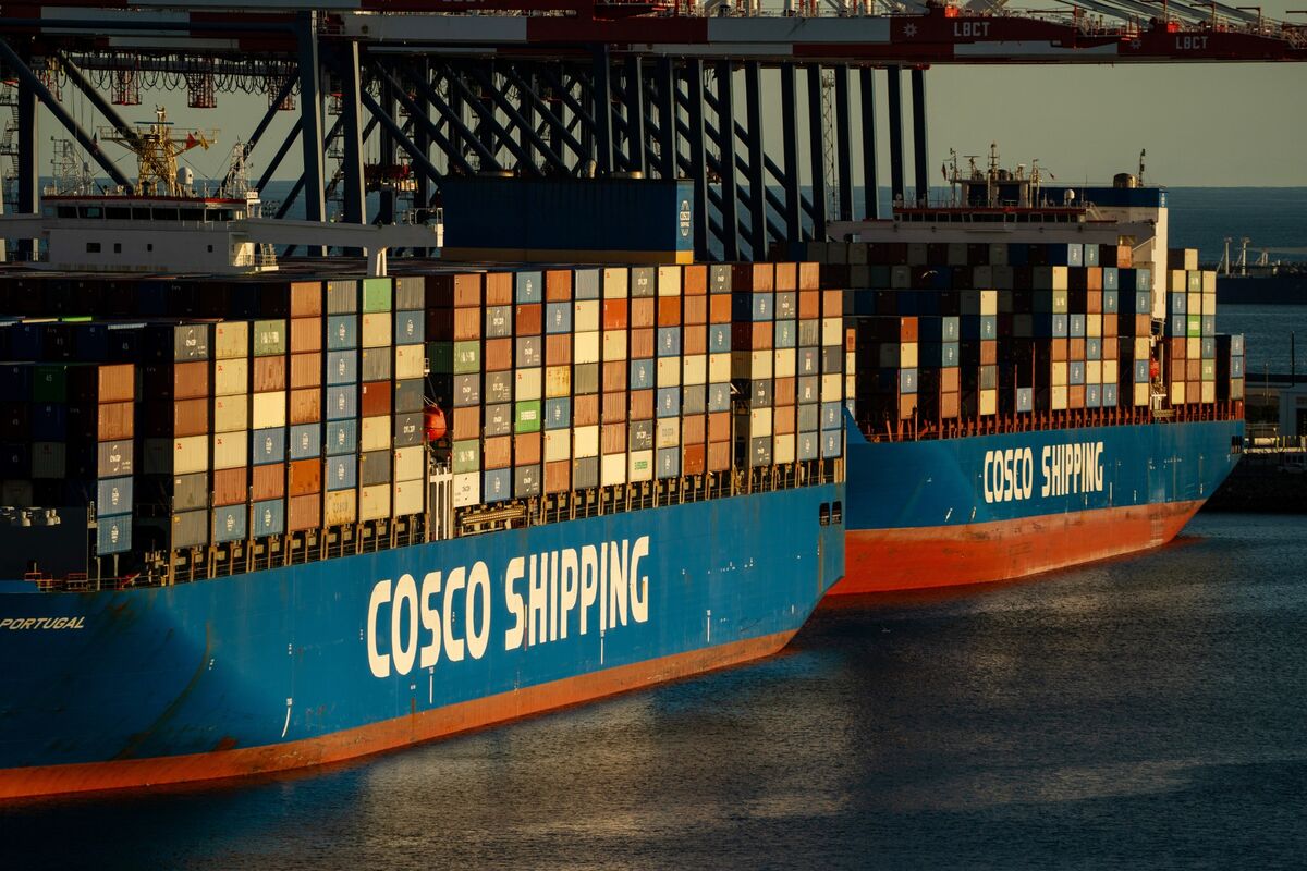 Illustrative photo for: Trump weighs tariff regime extension options later this year