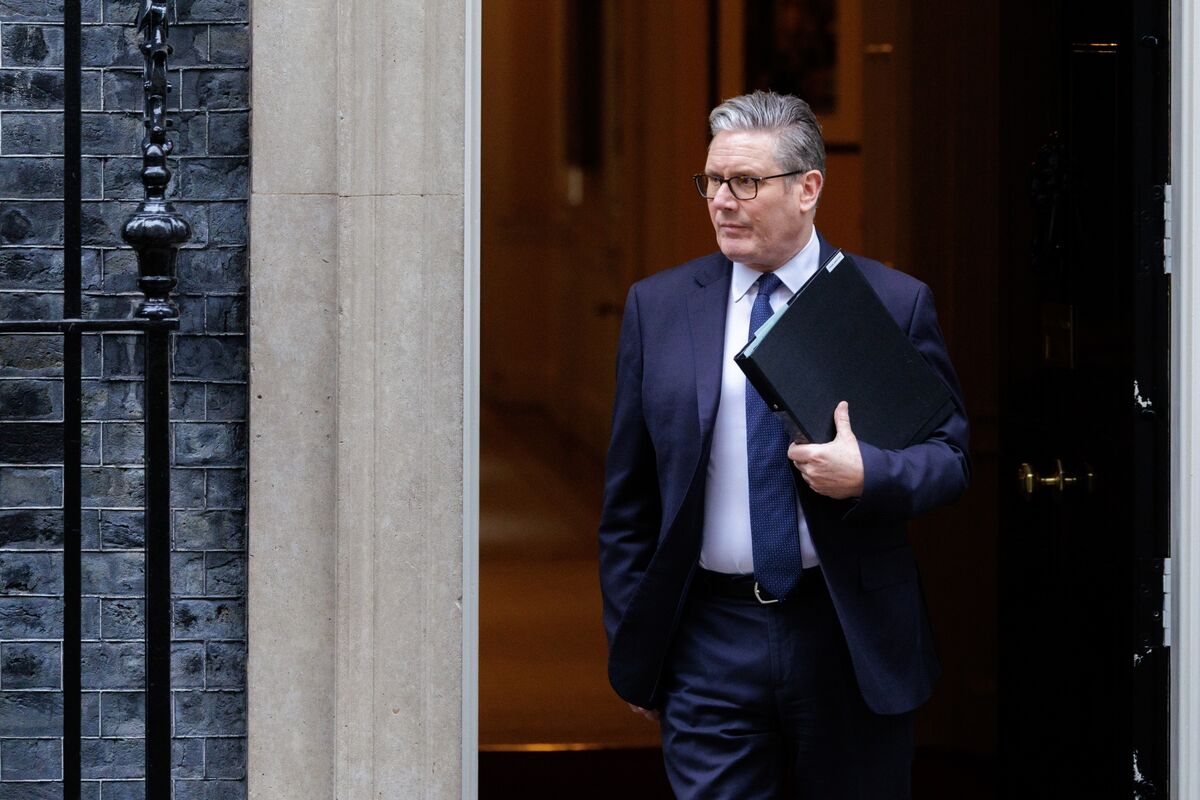 Illustrative photo for: Political strategy shift tests Keir Starmer as MPs weigh