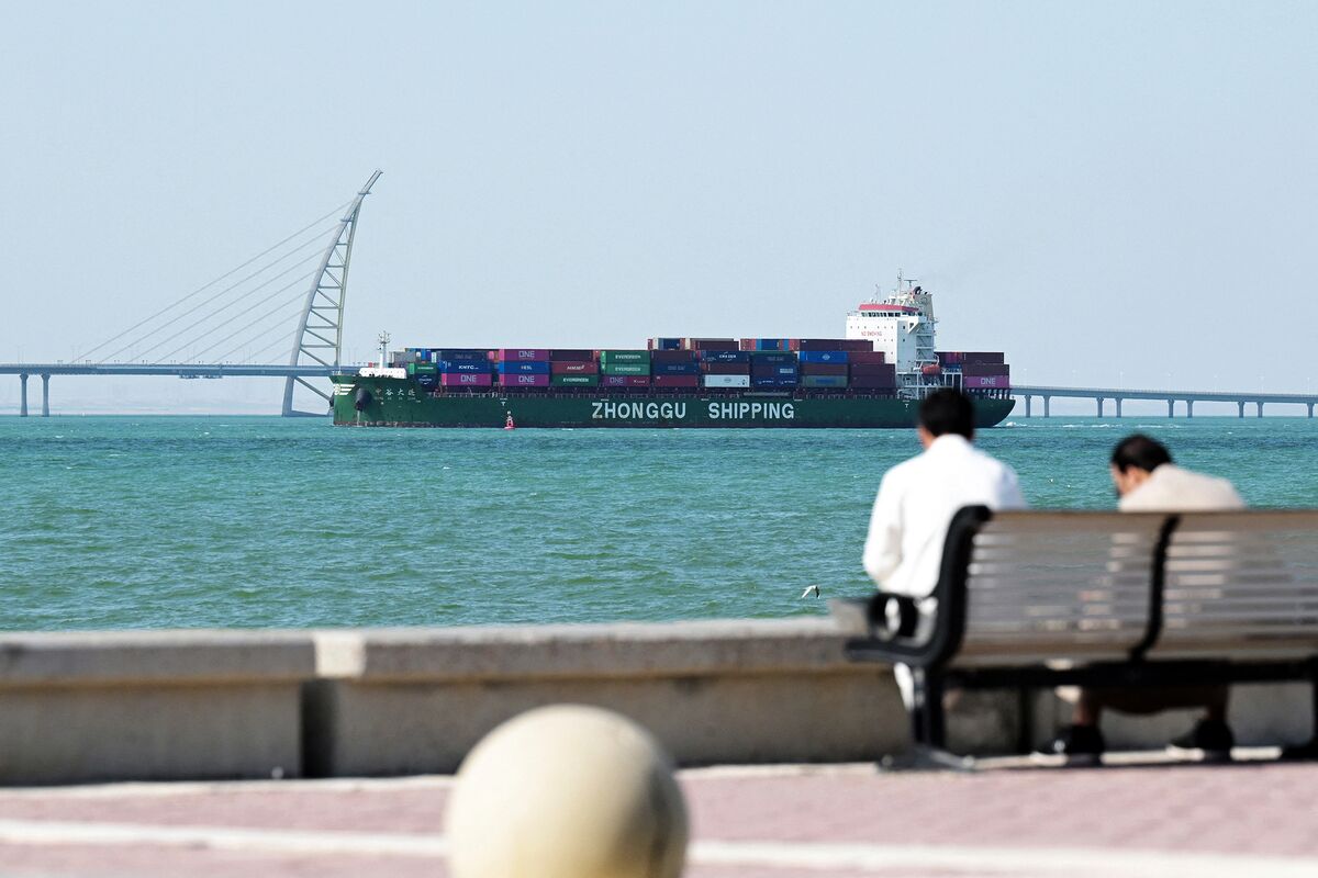 Illustrative photo for: Container shipping schedules disruption gulf war threats