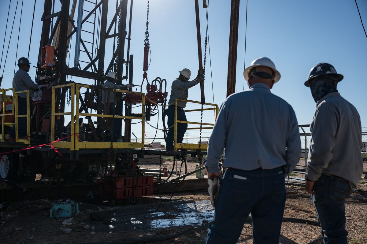 Illustrative photo for: Oil Producers Lock in Prices as Iran Tensions Prompt Market