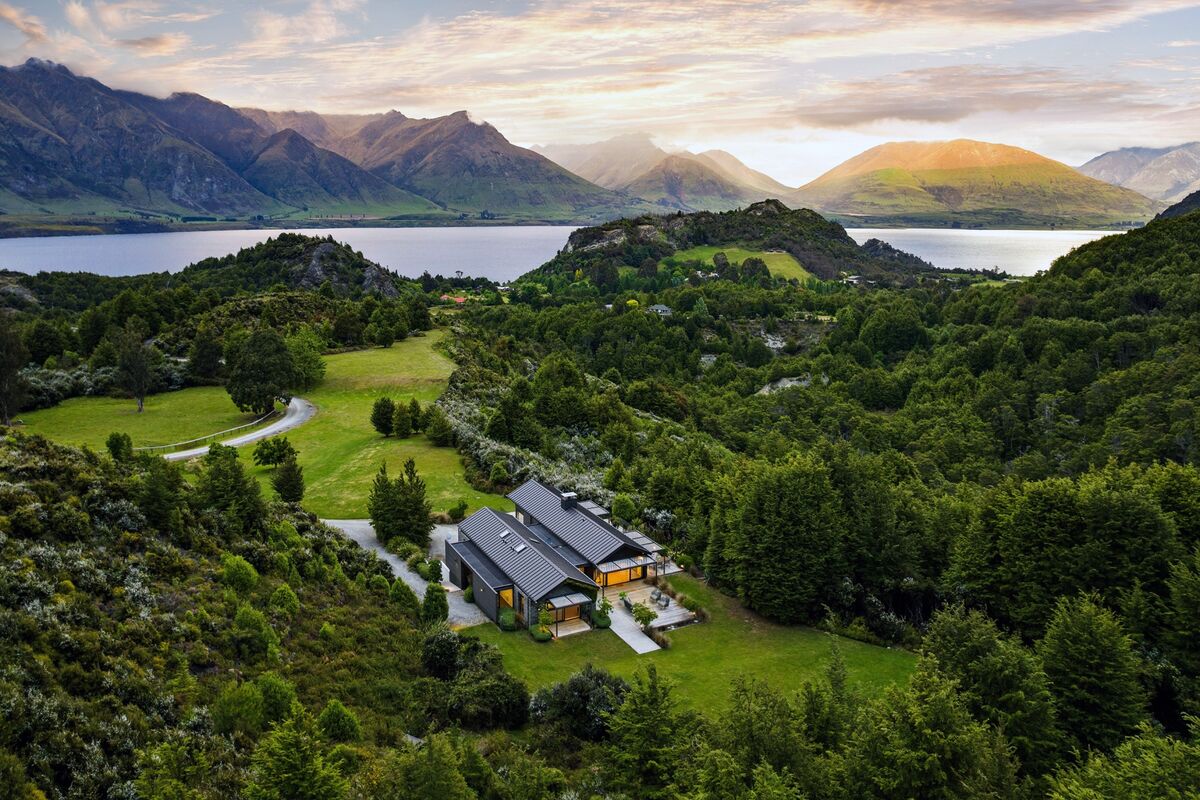 Illustrative photo for: New Zealand luxury property market investment spikes as