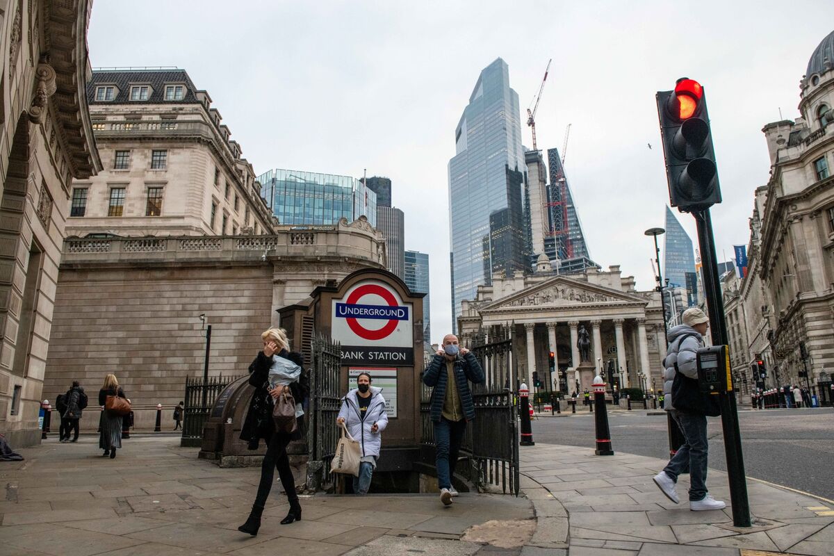 Illustrative photo for: BoE Faces Dilemma: Energy price shock tolerance to curb