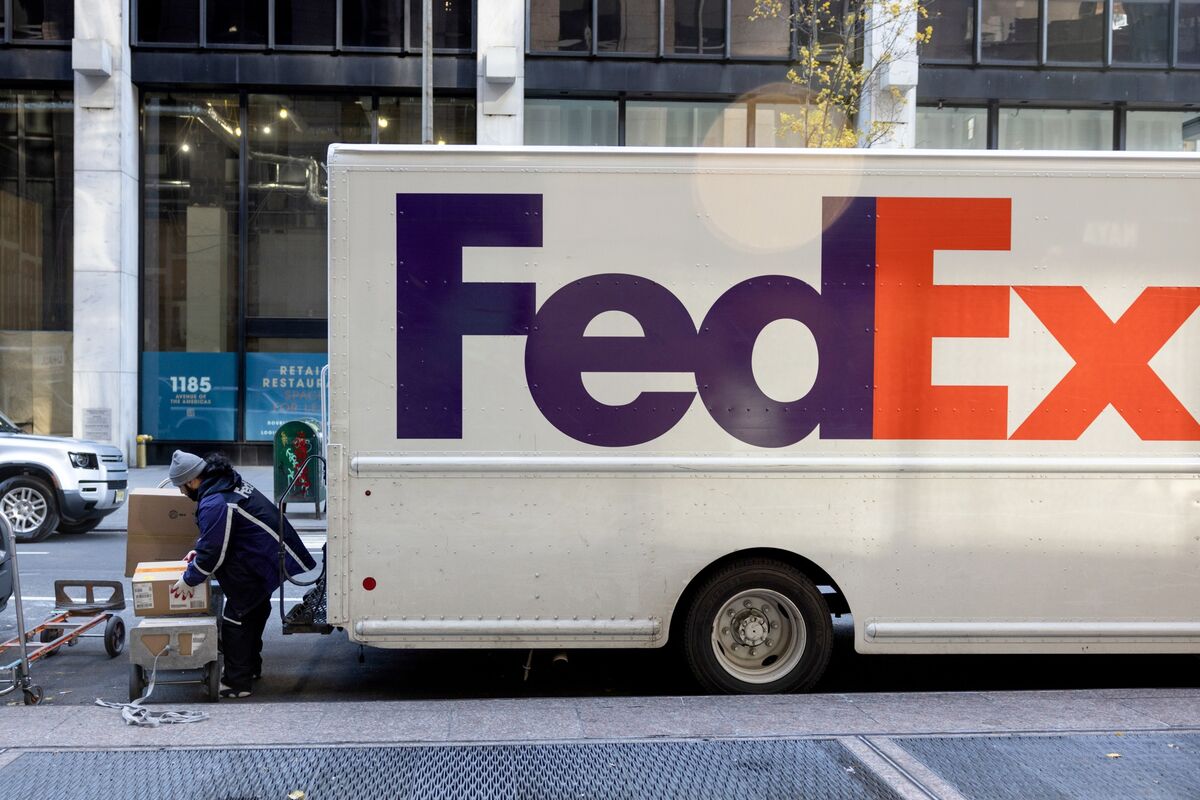 Illustrative photo for: FedEx market value lead: Carrier tops UPS in US market value