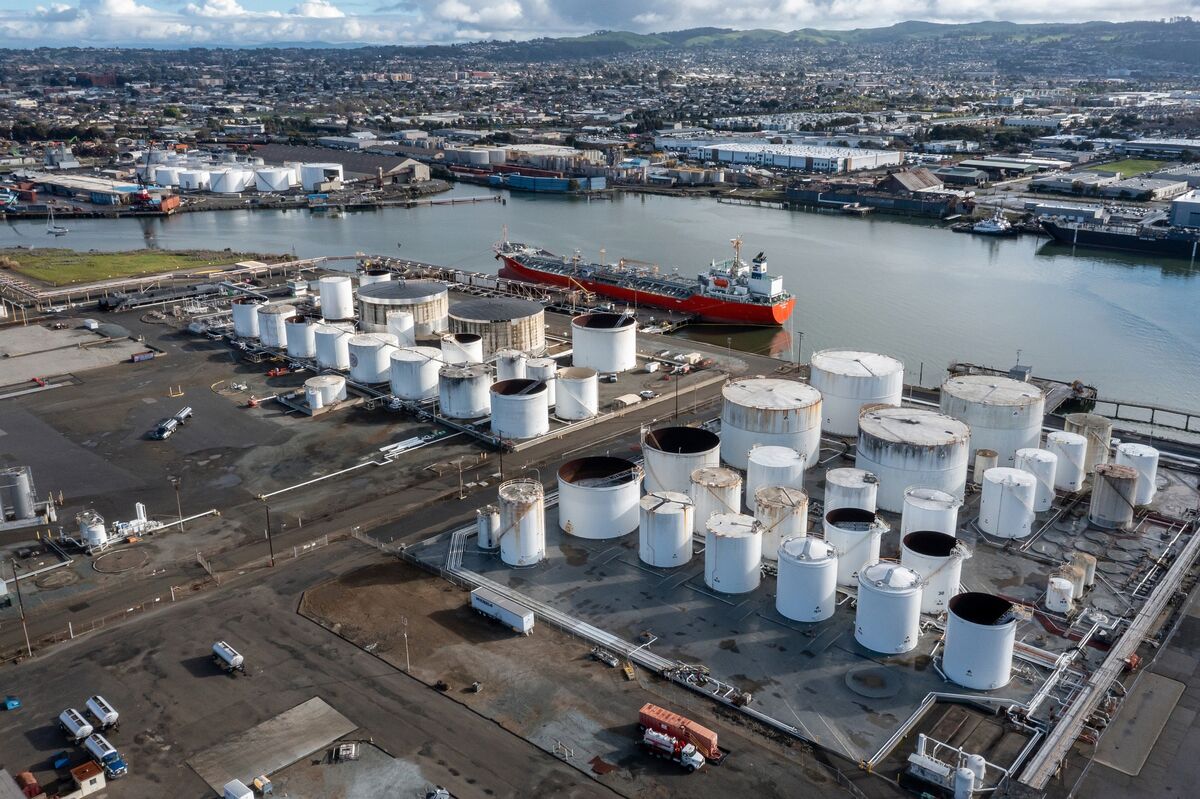 Illustrative photo for: IEA oil reserves release crisis sparks record prices, WSJ