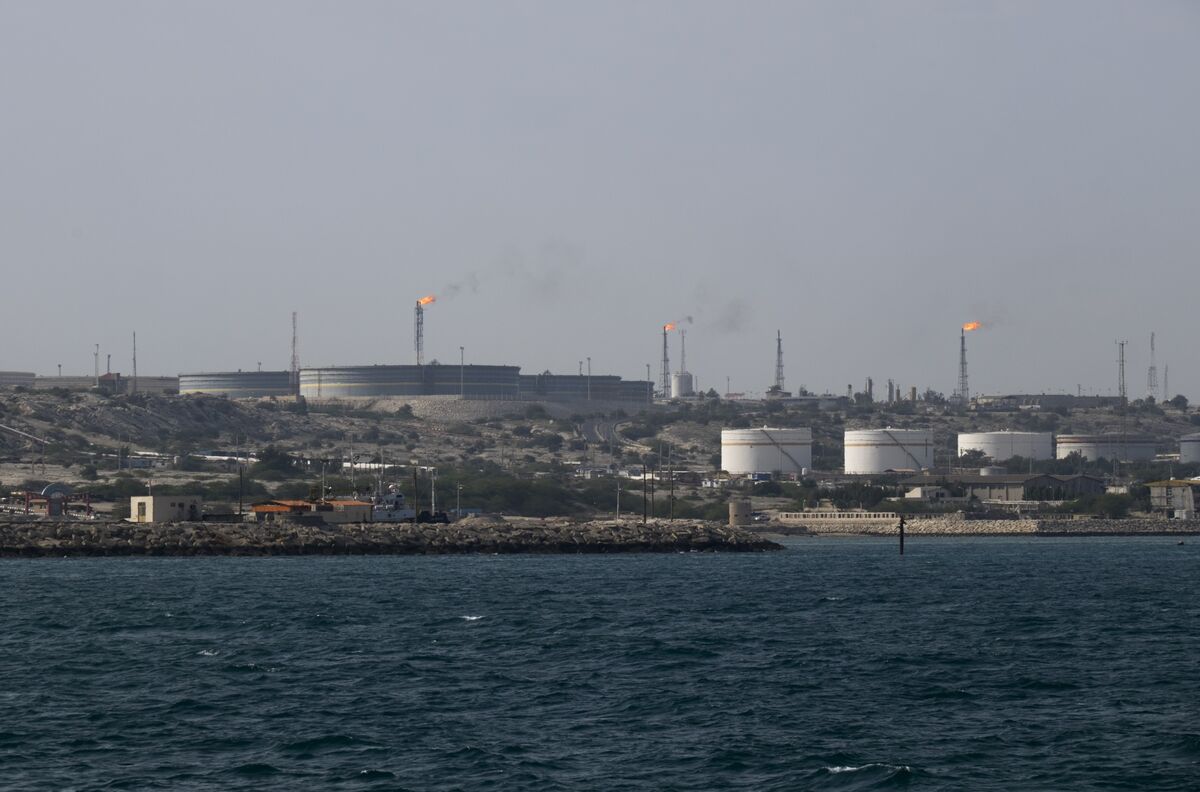 Illustrative photo for: Iran oil exports attacked: Oil lifeline hit as Middle East