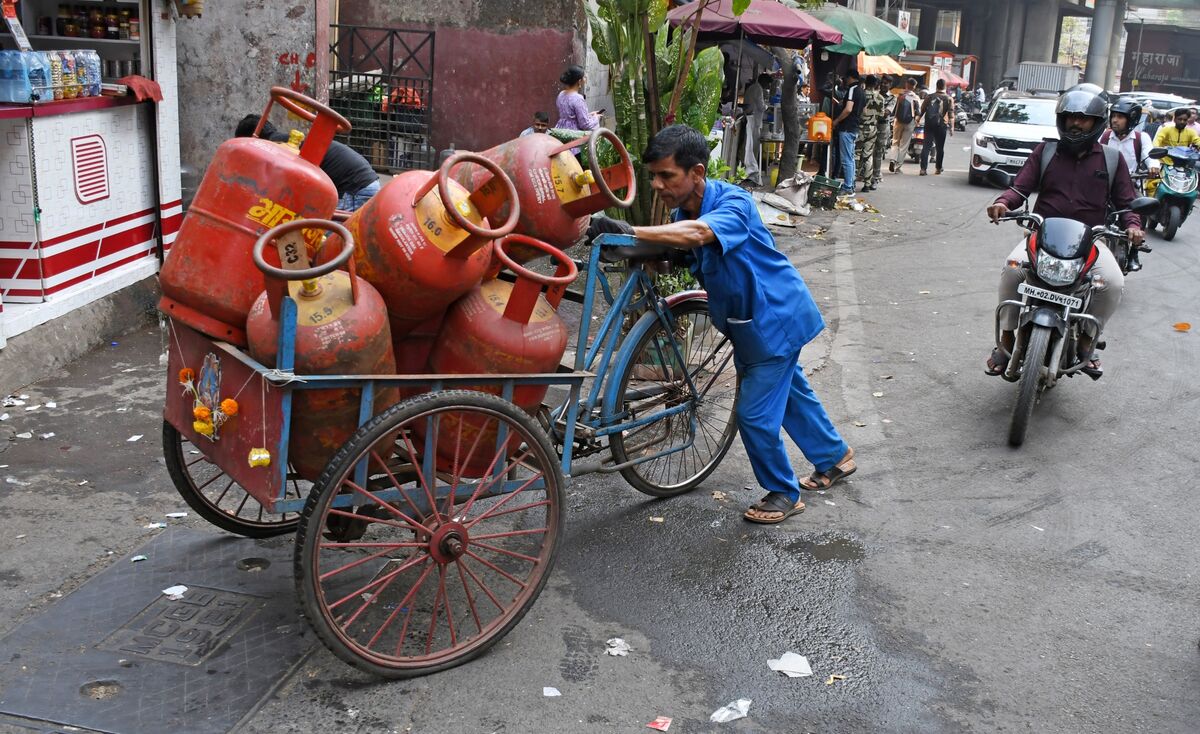 Illustrative photo for: Oil prices impact economy RBI rupee defense costs: Higher