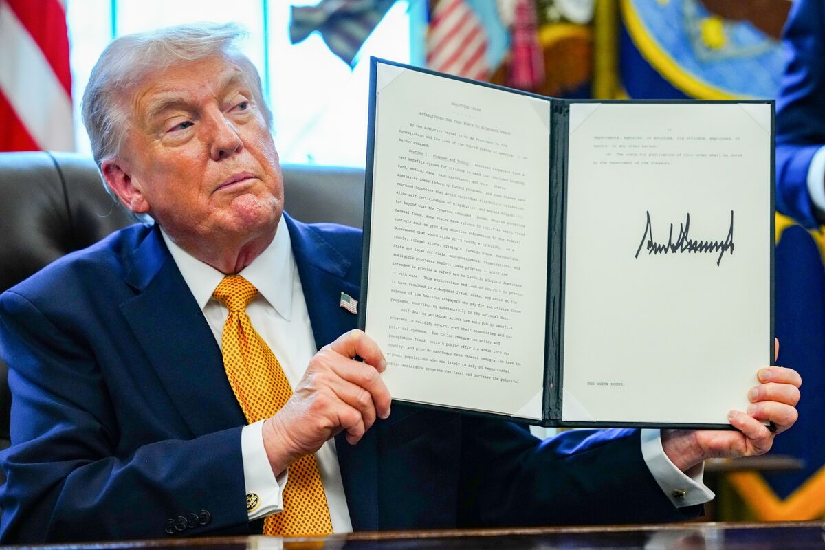 Illustrative photo for: Trump Signs E.O. to Launch Federal Benefits Fraud Task