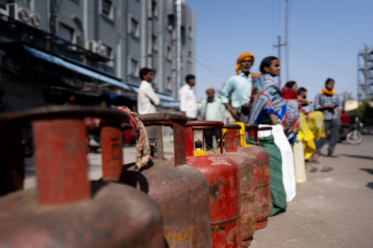 Illustrative photo for: Geopolitics Reshaping Daily Life: Indian Homemakers Revert