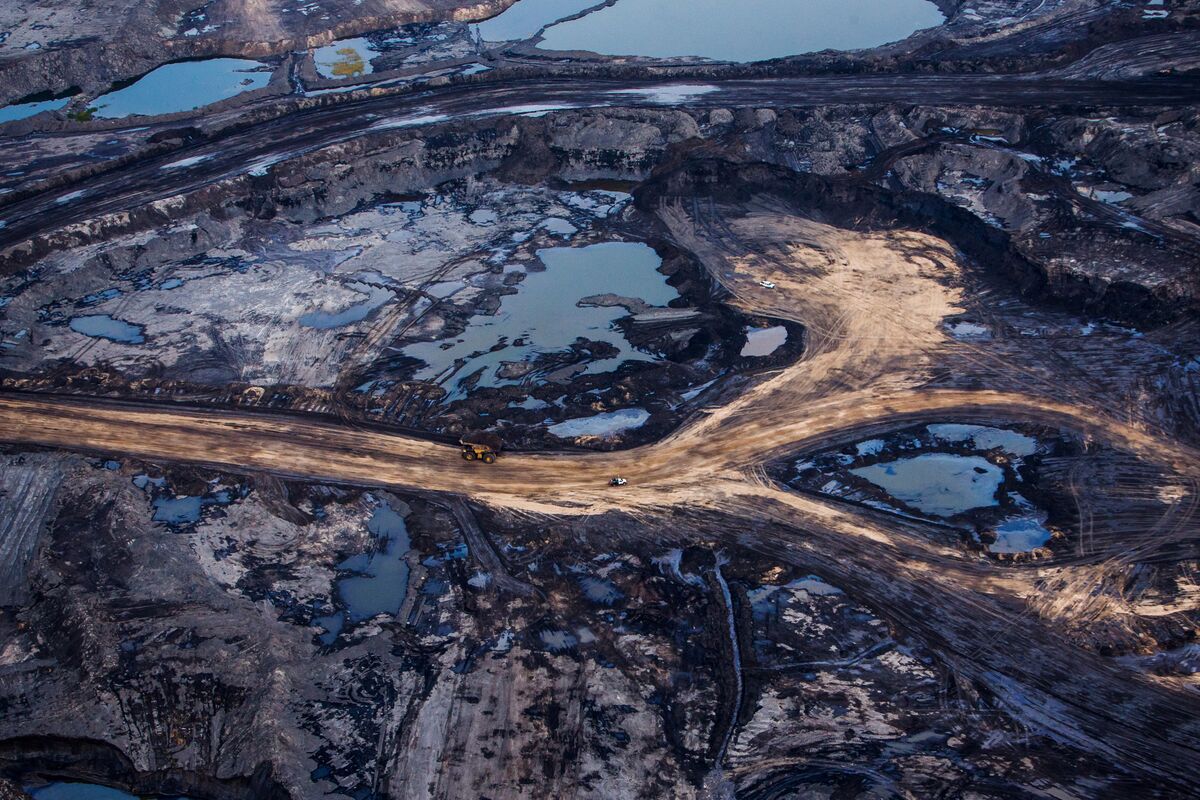 Illustrative photo for: Canada oil supply hurdles seasonal maintenance threaten