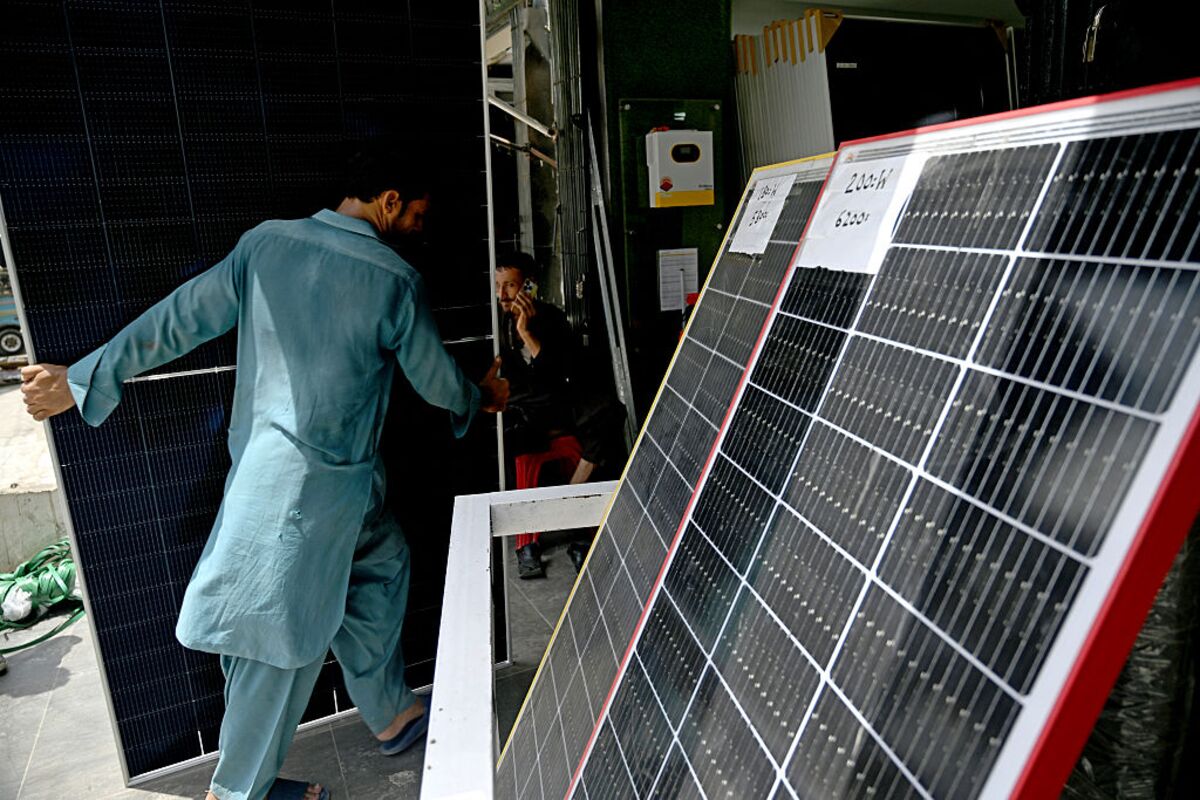 Illustrative photo for: Oil and gas to solar transitions: Pakistan and Bangladesh