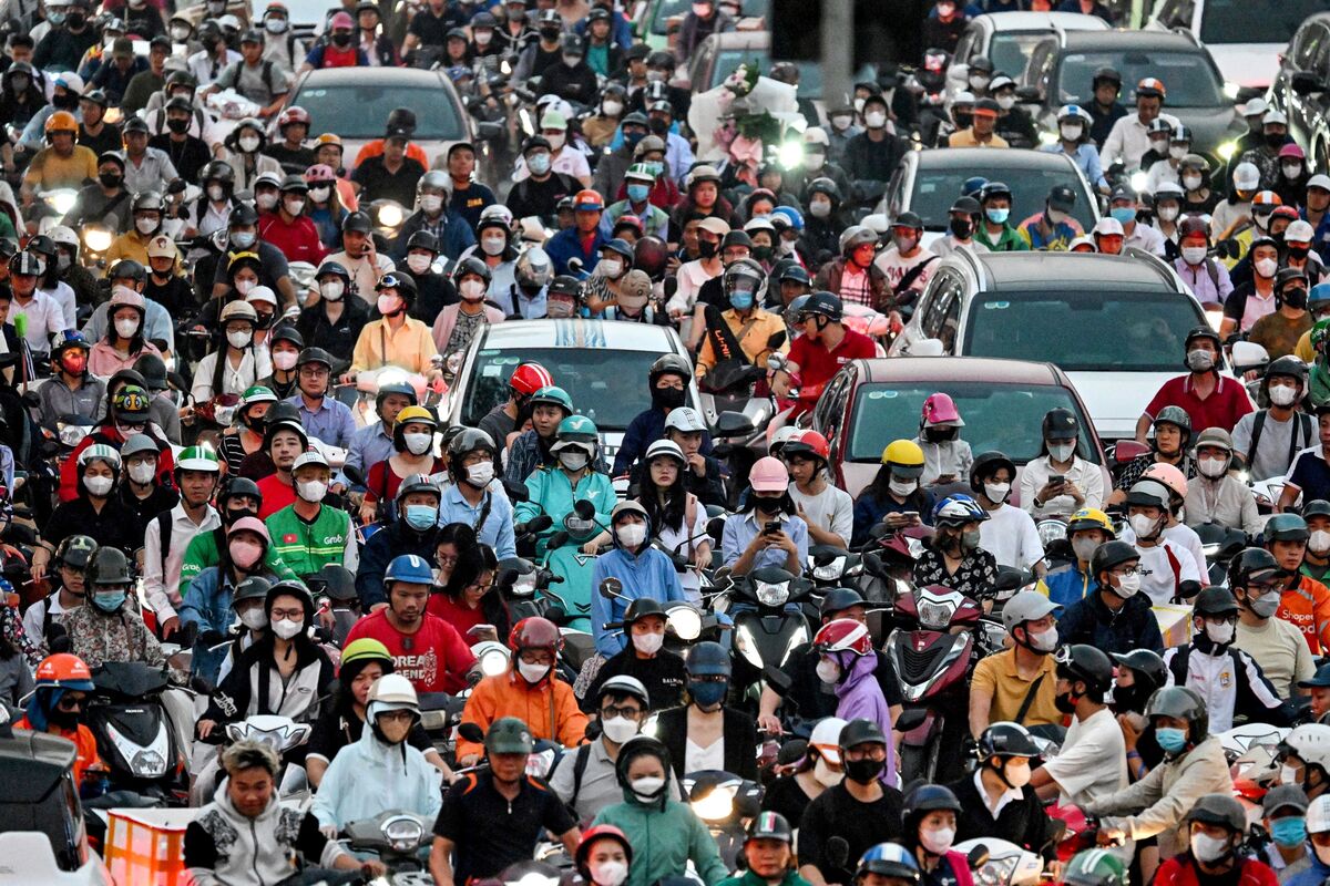 Illustrative photo for: Electric car advert waiting fuels surprising queues, says