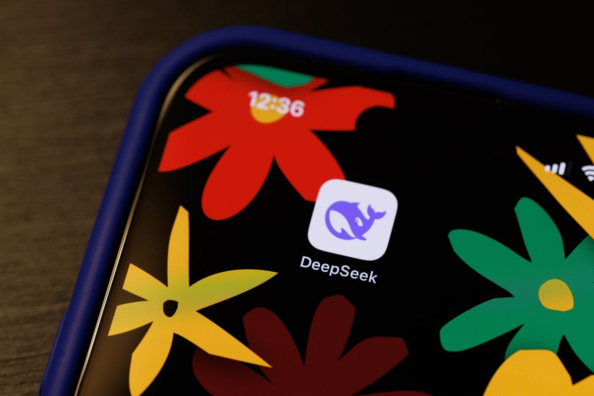 Illustrative photo for: AI chatbot outage China: DeepSeek Deploys Updates After