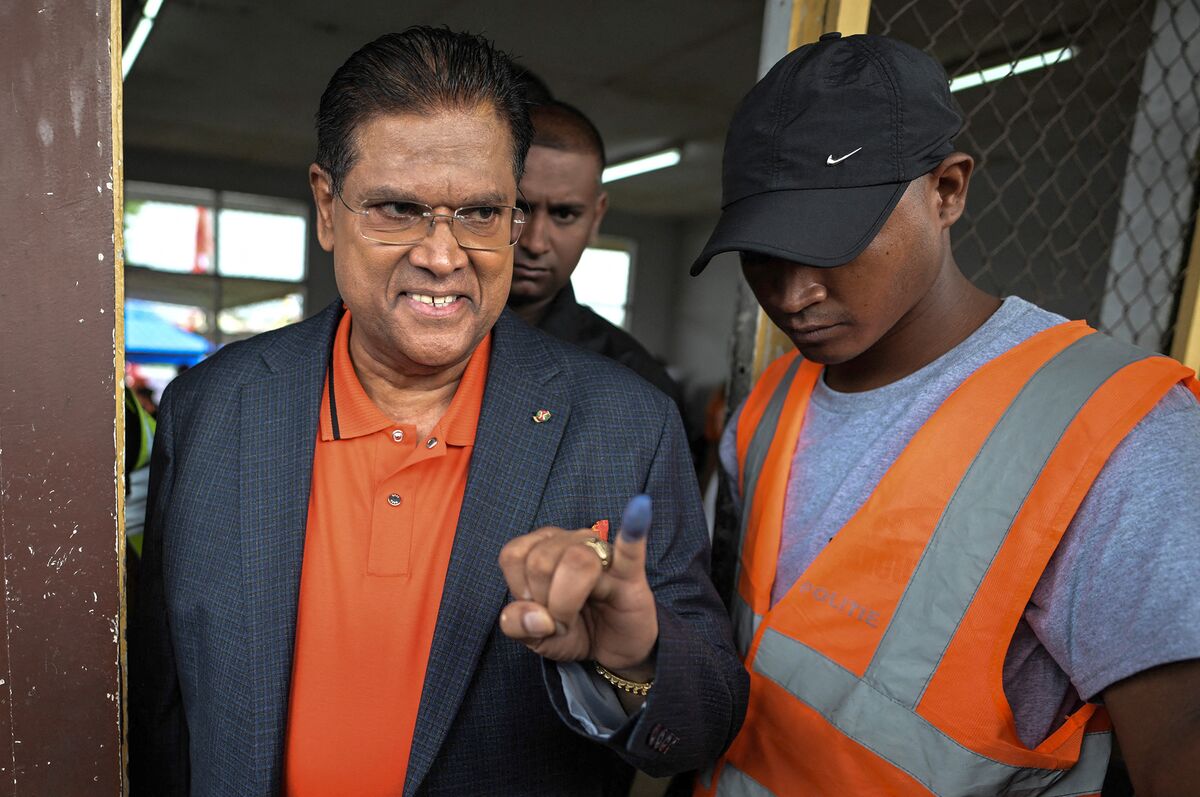 Illustrative photo for: Santokhi, Former Suriname President Chandrikapersad Dies at