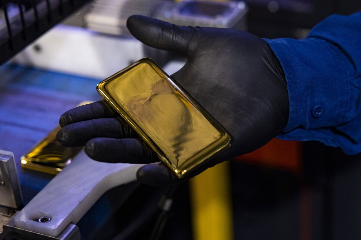 Illustrative photo for: Gold market falls as geopolitical tension Iran sanctions —