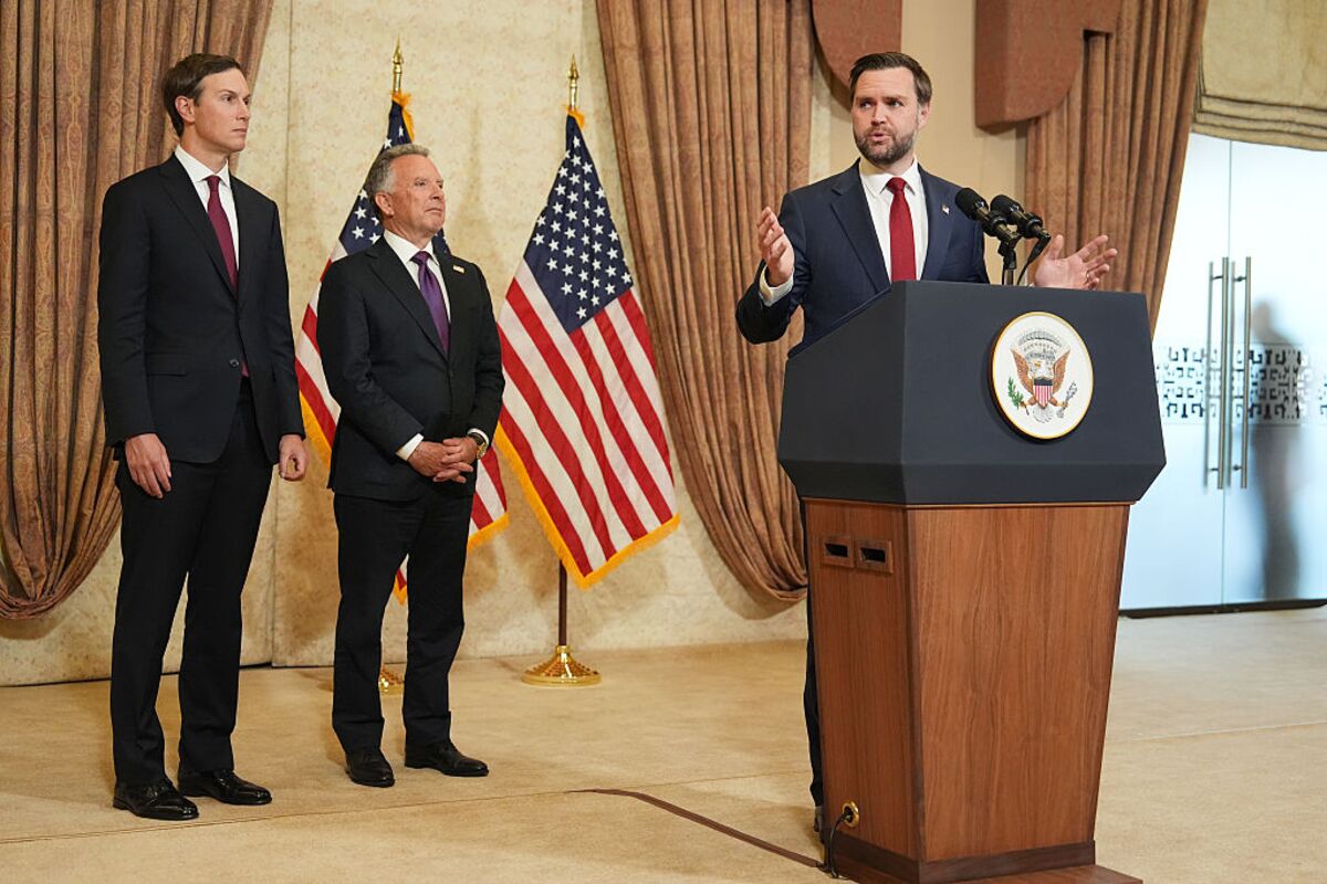 Illustrative photo for: Vance Islamabad diplomacy failure: Arrives, Leaves Without