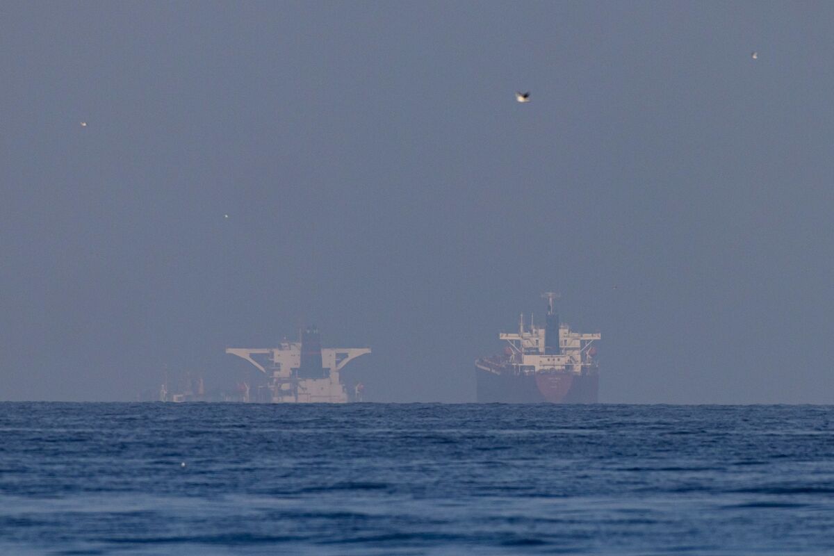 Illustrative photo for: Shipping flows Hormuz blockade continues