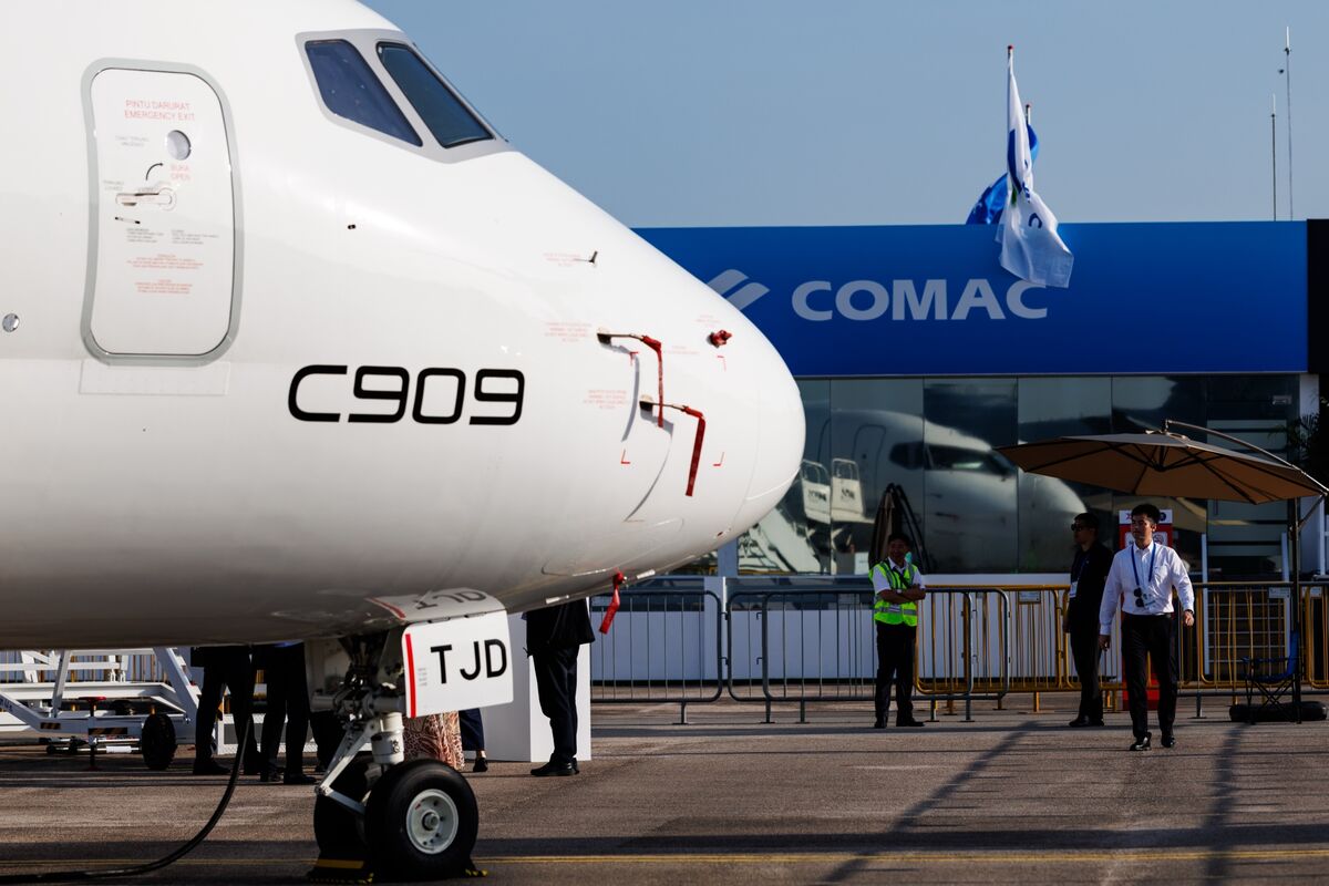 Illustrative photo for: VietJet C909 regional jets lease: finance deal for 10 C909s