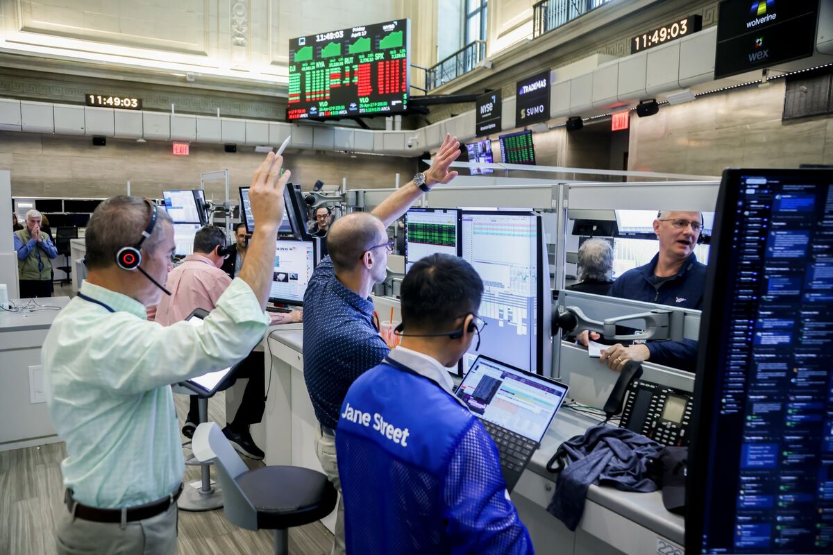 Illustrative photo for: Credit Investors Push into Riskier Debt crowding