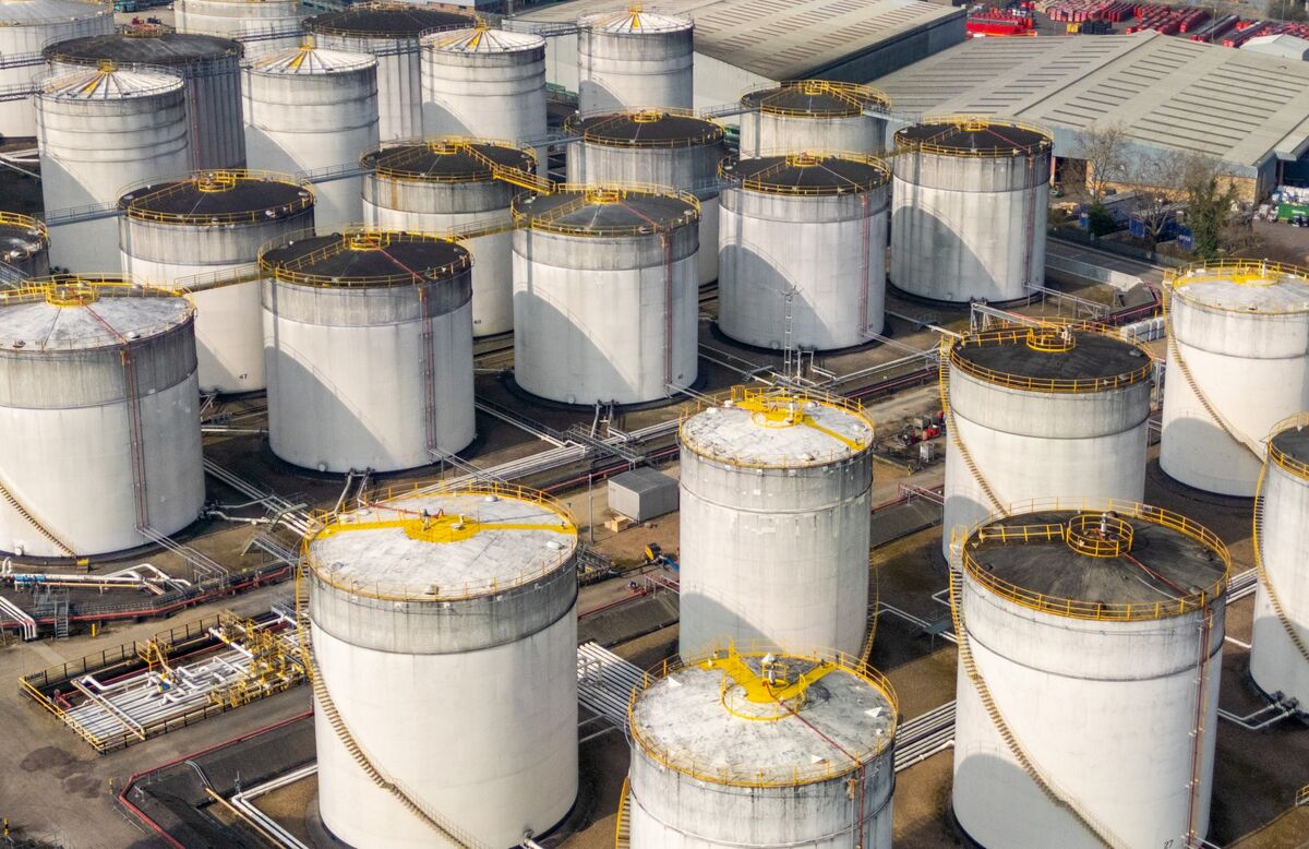 Illustrative photo for: Oil rose dollar strengthening risk off equities futures