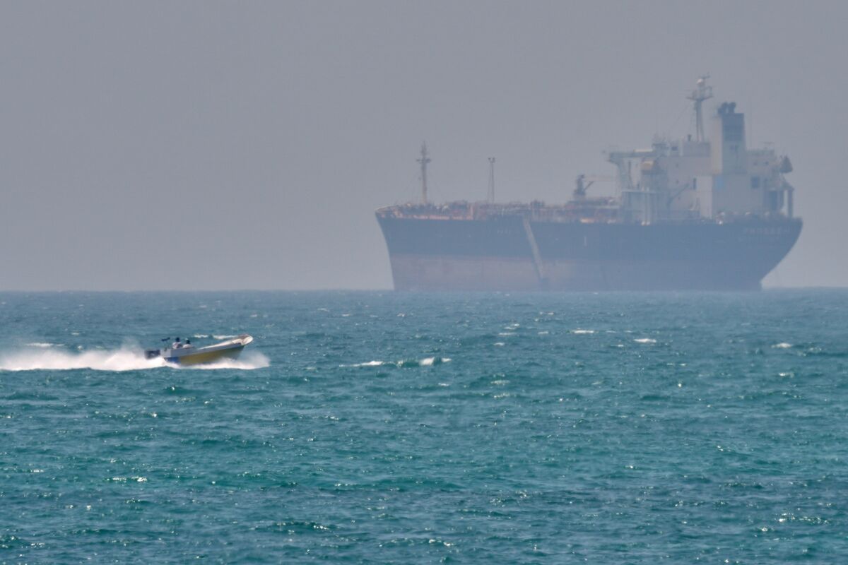 Illustrative photo for: Strait of Hormuz Traffic Standstill After Brief Weekend