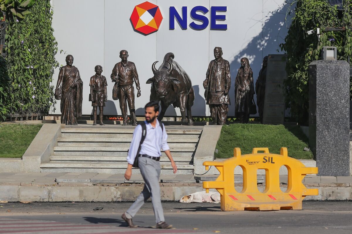 Illustrative photo for: Investment banking hiring surge boosts banker raises in