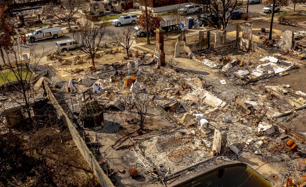 Illustrative photo for: Trump review bank actions LA fires after meeting Bass