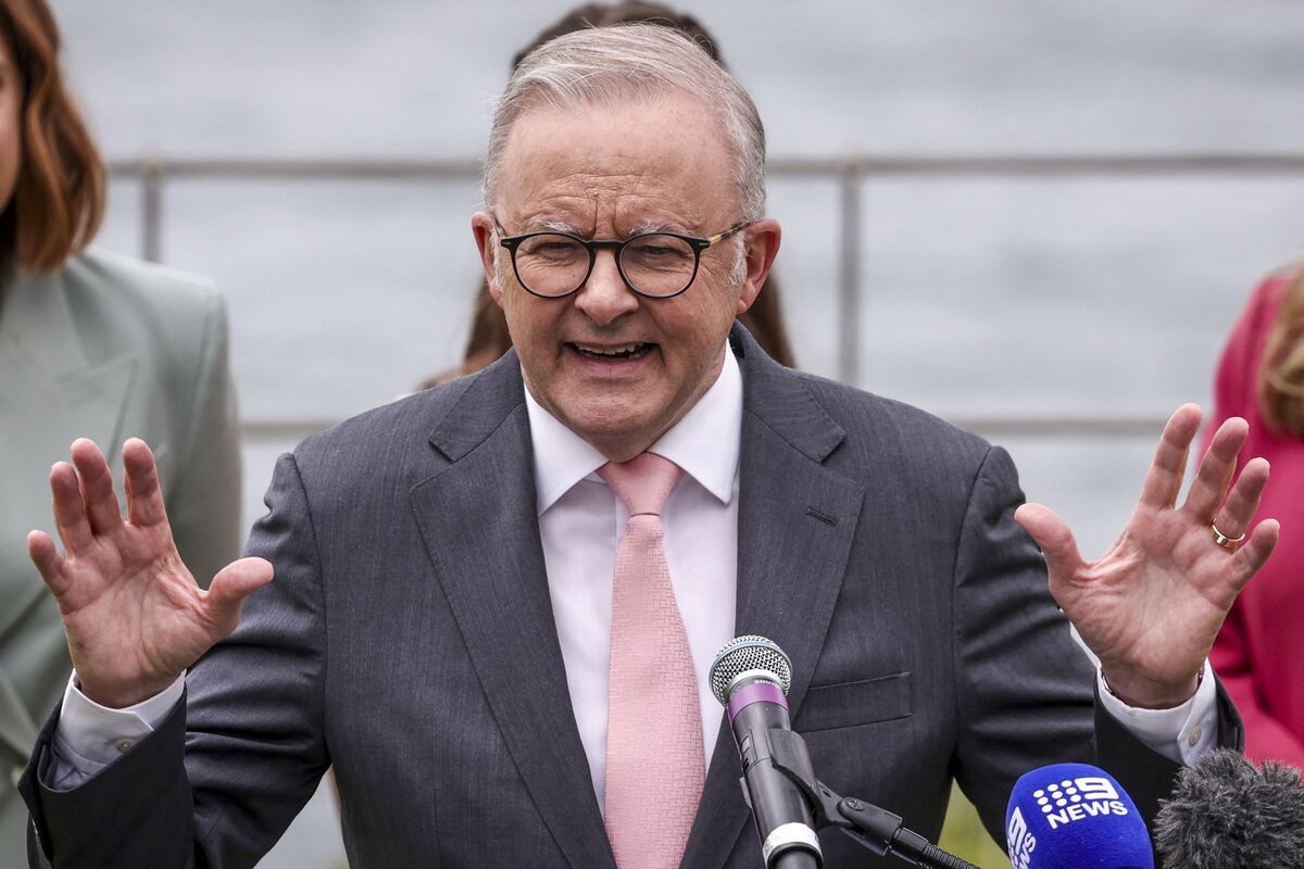 Illustrative photo for: Australia vows not to breach LNG export contracts