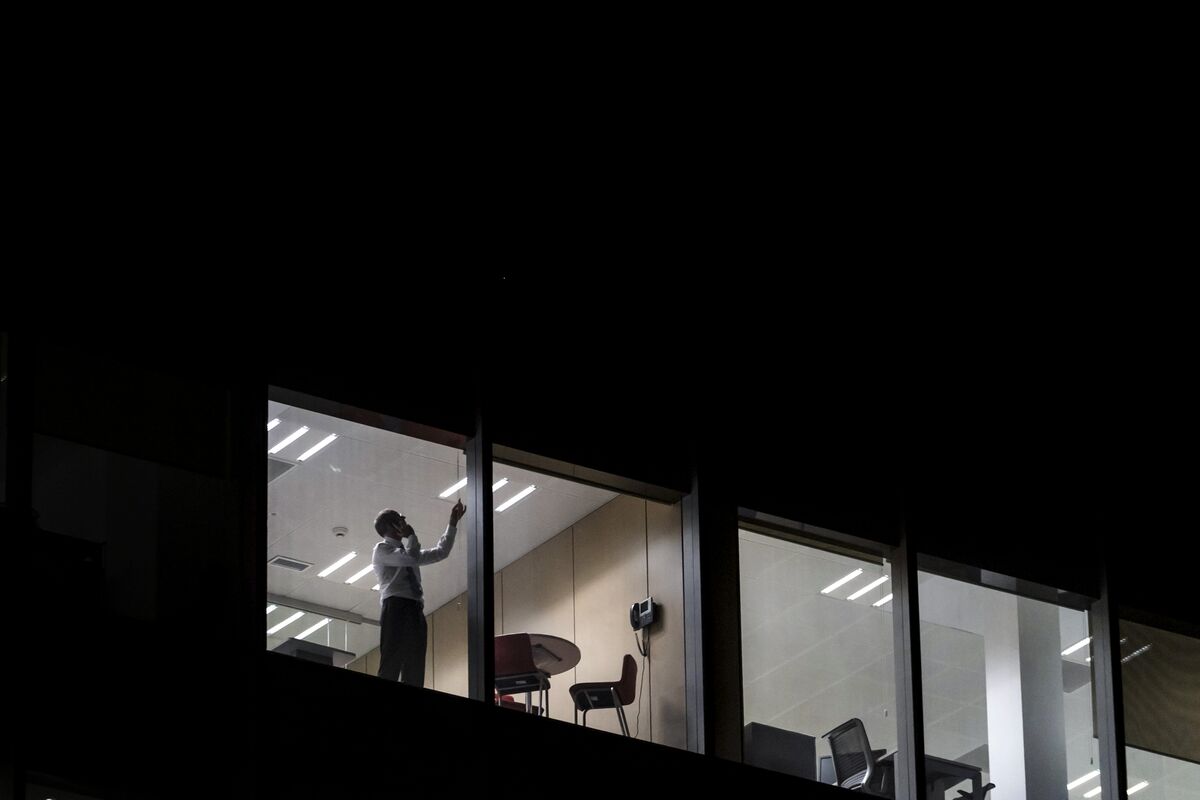 Illustrative photo for: Finance headcount flat decline: Oliver Wyman signals trend