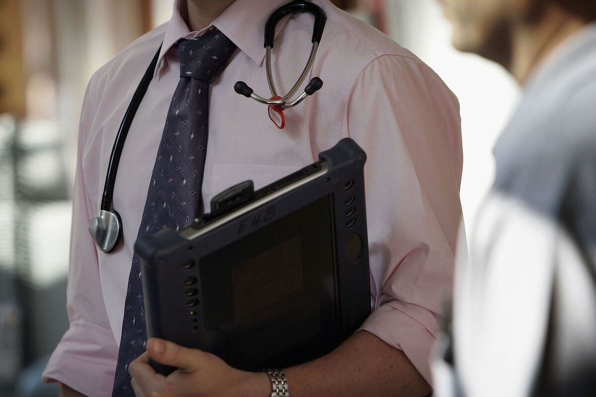 Illustrative photo for: Administration Ends Visa Freeze for Foreign Physicians: