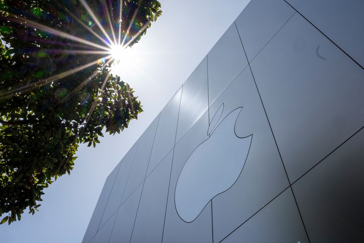 Illustrative photo for: Apple taps rivals amid chipmaker collaboration shift
