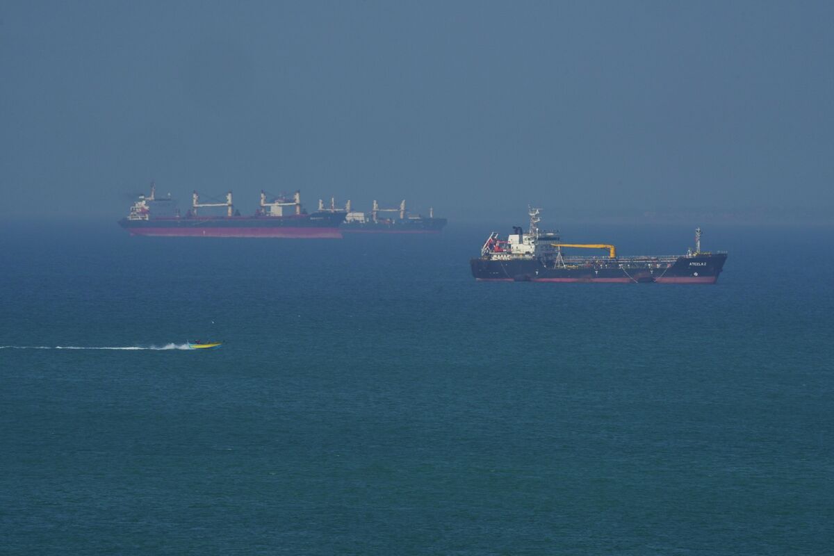 Illustrative photo for: Oil flows Hormuz drop 2026 q: global energy shock rises