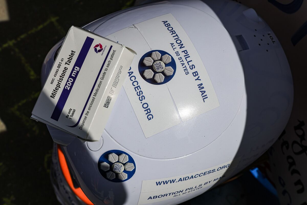 Illustrative photo for: Supreme Court Allows Mail-Order Abortion Pill to Continue,