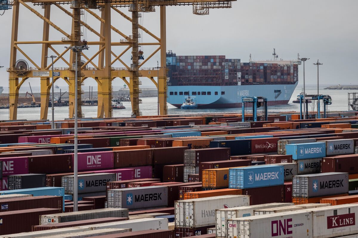 Illustrative photo for: Global Drive to Stockpile Goods Amid Energy Crunch Fears —