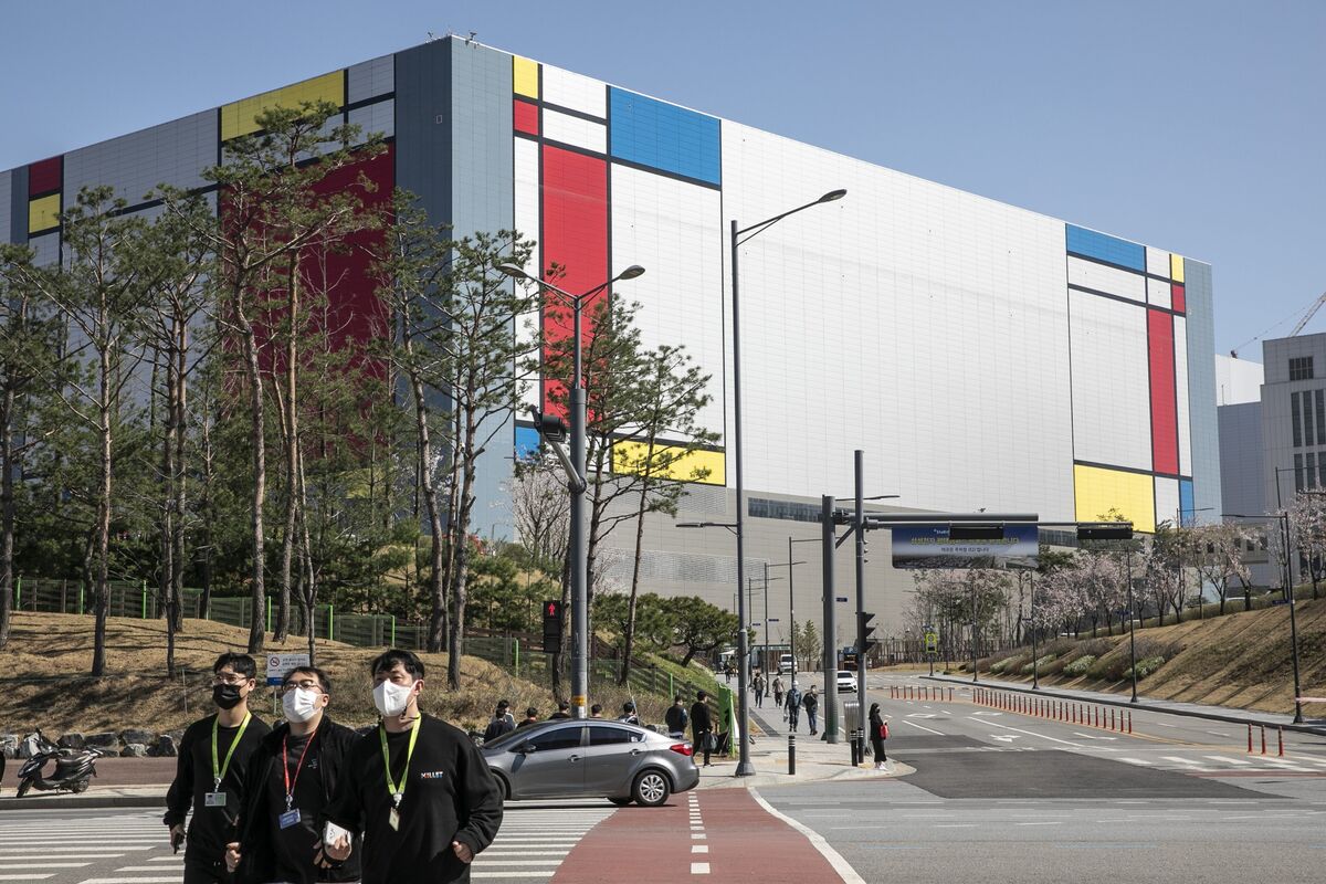 Illustrative photo for: Samsung to pay chip employees bonus distribution after