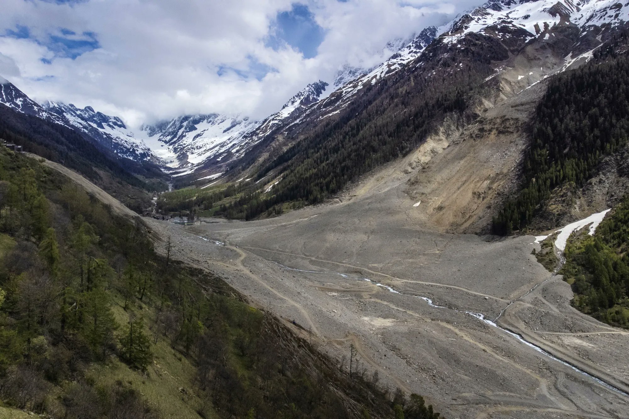 Illustrative photo for: Switzerland Faces Climate Change Risky Landscape as Glacial