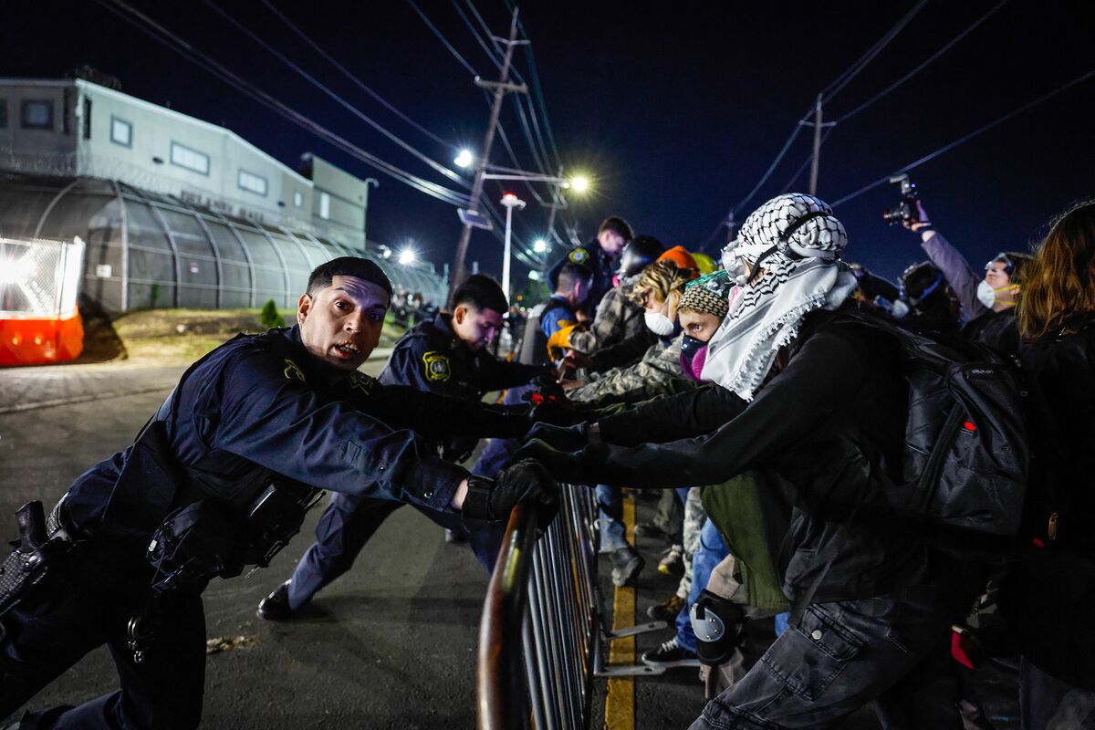 Illustrative photo for: NJ immigrant detention protests visits resume after