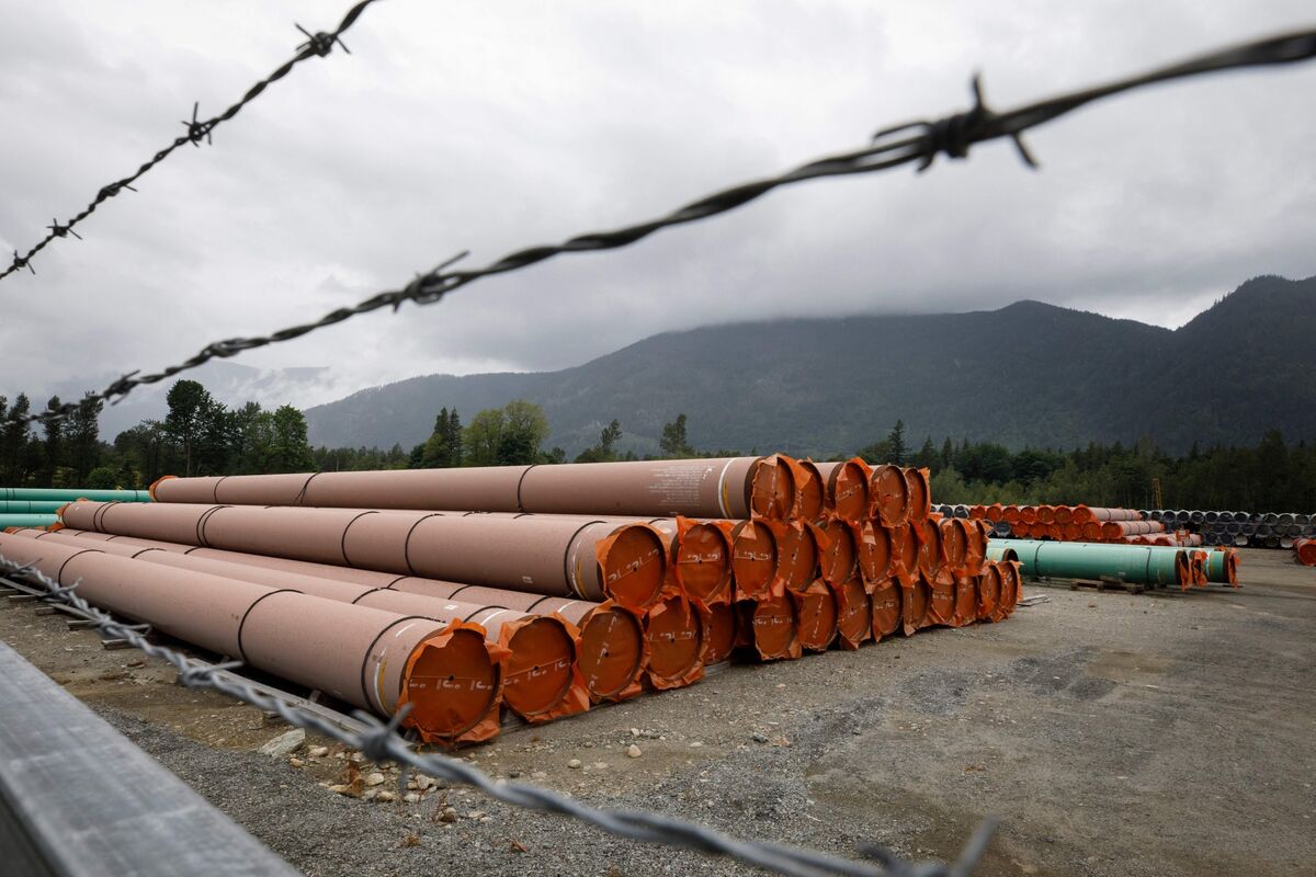 Illustrative photo for: Fortune 500 oil pipeline talks drive Alberta funding bid
