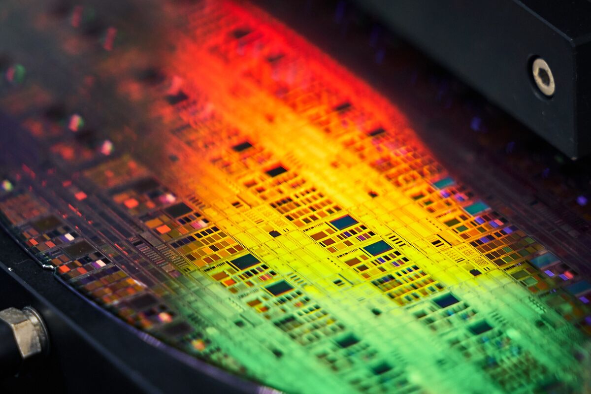 Illustrative photo for: Pioneering Engineer Biing-seng Wu Advances tiny chips for