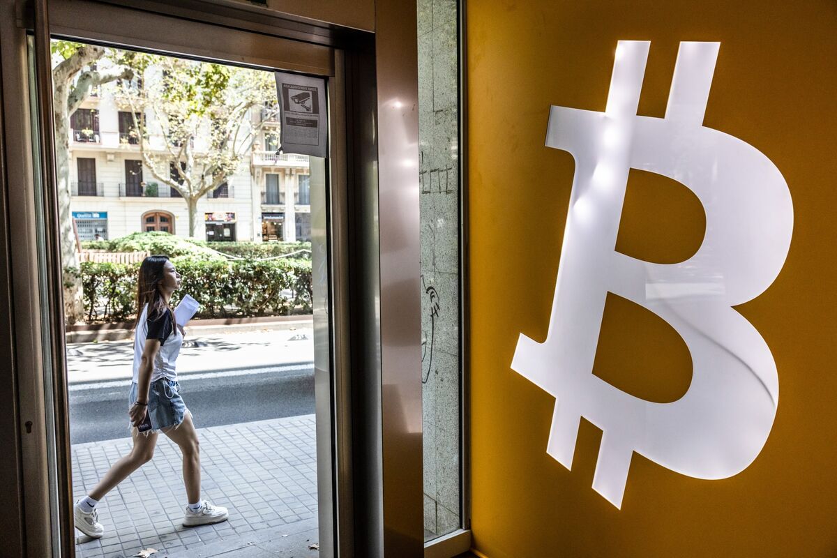 Illustrative photo for: Bitcoin price falls sentiment weakness as rate-hike bets