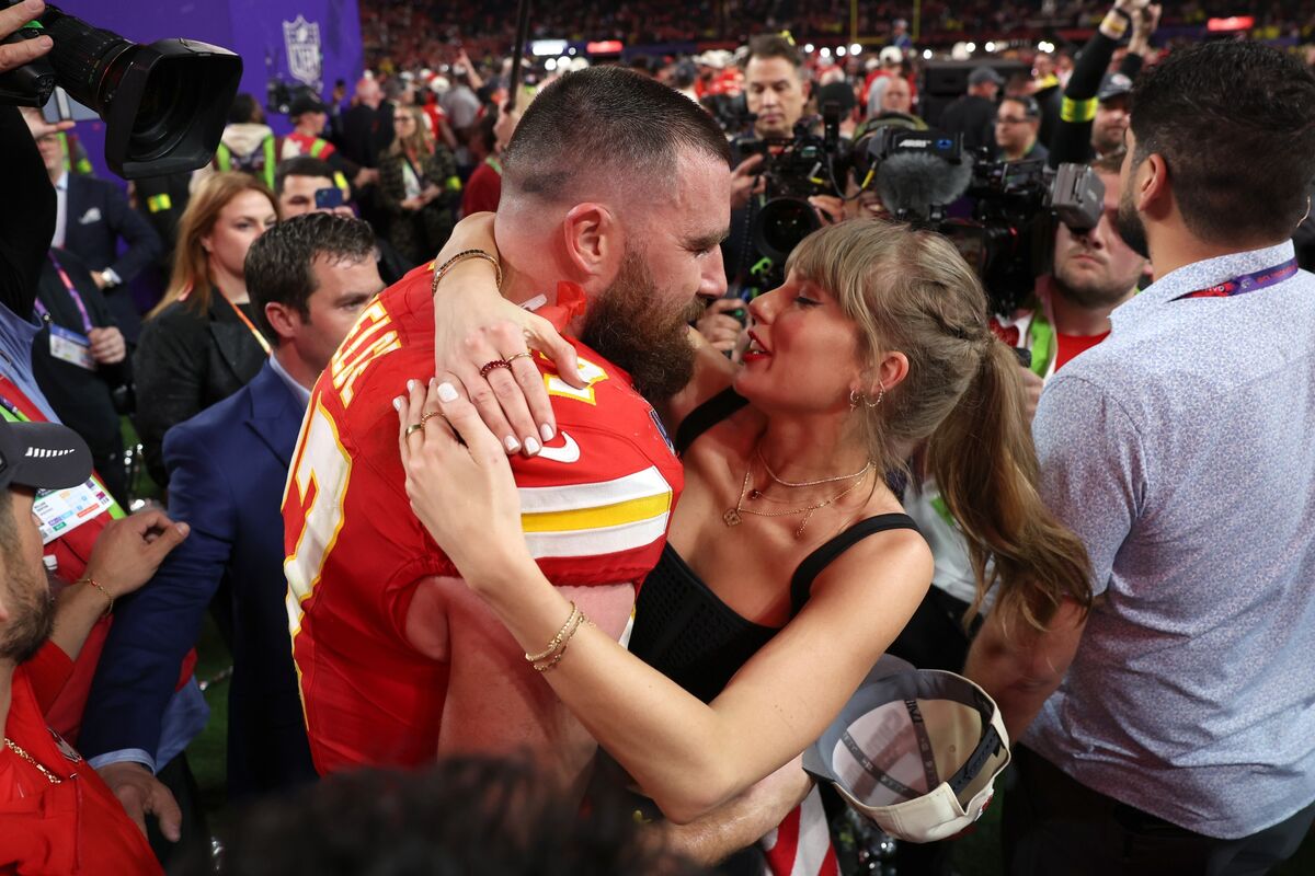 Illustrative photo for: Swift Kelce marriage ceremony Madison Square Garden: couple