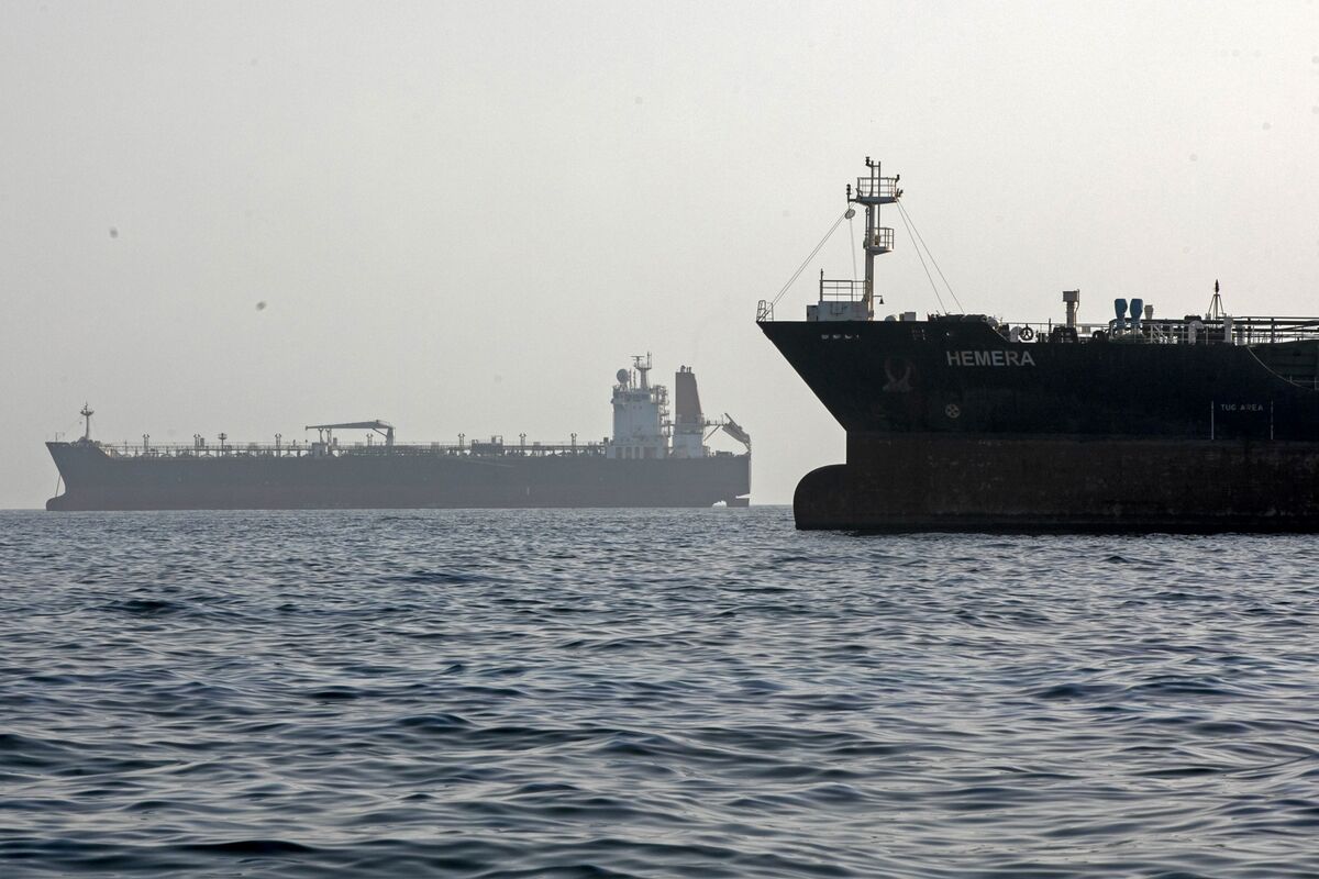 Illustrative photo for: Shipowner incentives six months pay to navigate Hormuz