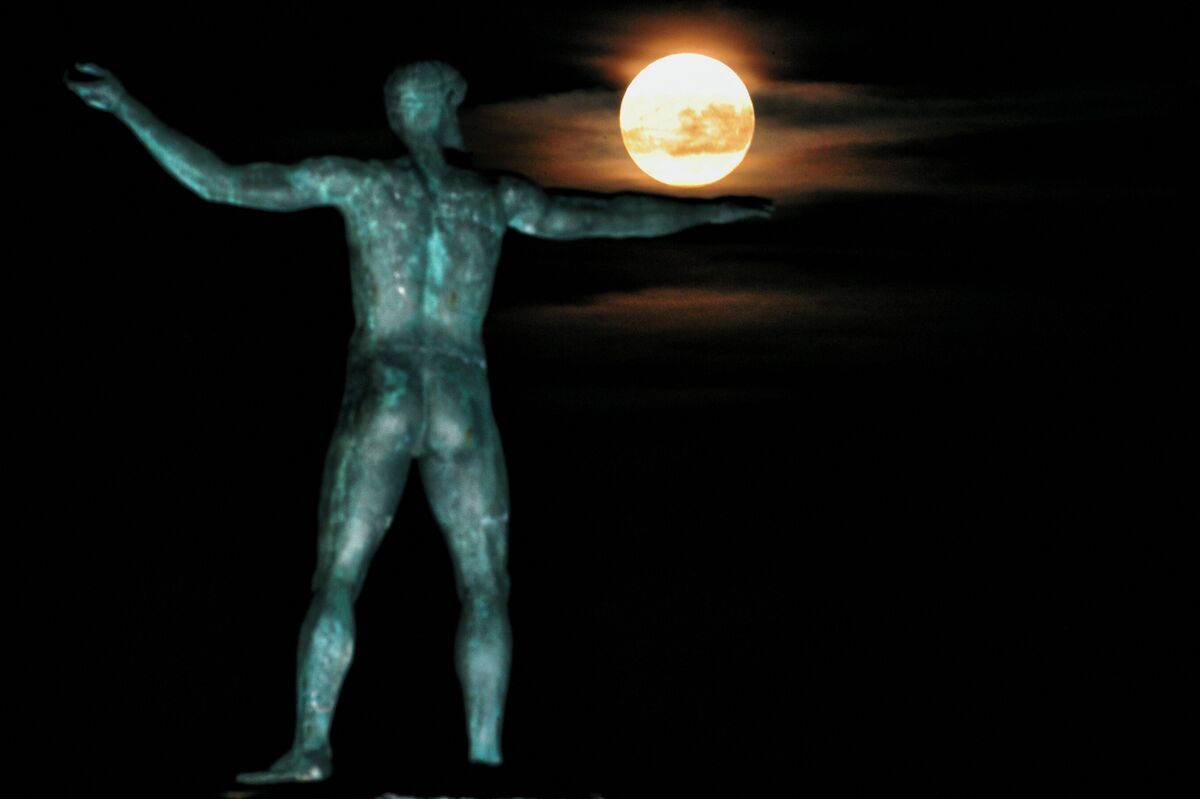 Illustrative photo for: Crypto luxury faithfuls moonrise: blockchain loyalists