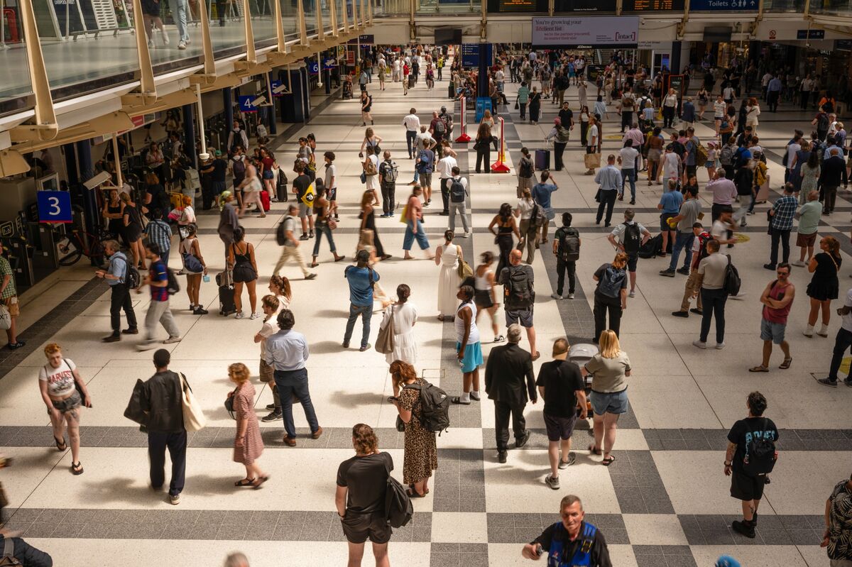 Illustrative photo for: AI skills job market two track labor market: UK employers