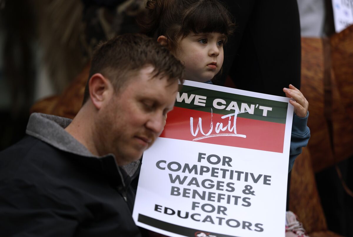 Illustrative photo for: Real wage stagnation period persists as post-2009 recovery